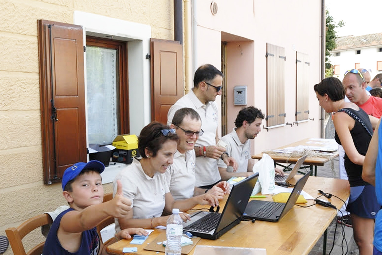Membri dello Staff di Provesano Unita, al computer, mentre stillano le classifiche - Stafeta dal Rapar 2016